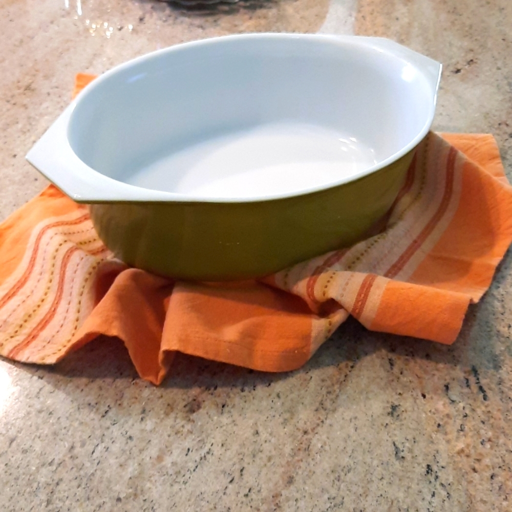 Pyrex Green Oval 2.5 qt dish